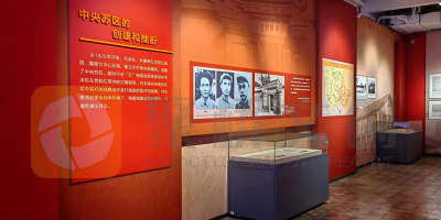在設(shè)計(jì)紅色展廳的環(huán)境布展時(shí)，如何突出展品的歷史感和文化內(nèi)涵？